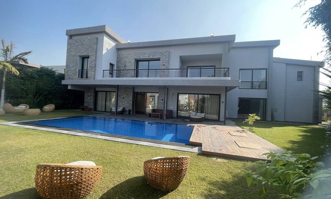 New Cairo Villa | Swan Lake Luxurious Villa by Villatique