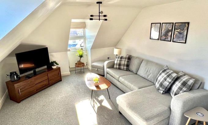 Swanage Apartment | Swanage Holiday Penthouse Apartment, Moments from Beach and Town, On Site Parking, Fast WIFI, Sleeps up to 6, Rated Exceptional
