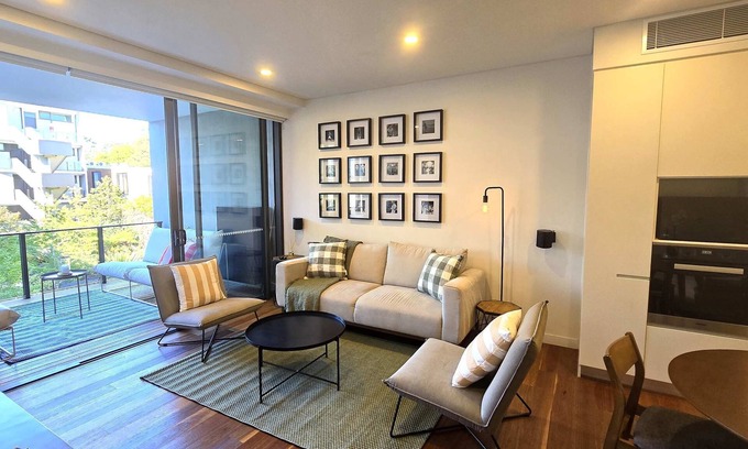 Rosebery Apartment | Swanky 2 bed apt. with parking; Easy city access