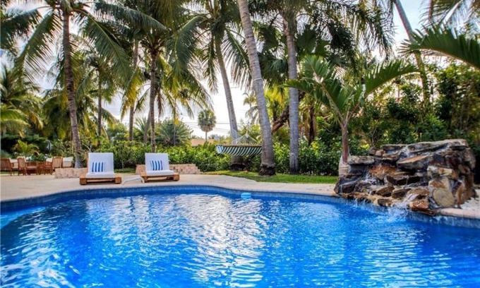 Harbor Beach House | SWAYING PALM BEACH HOUSE