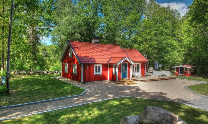 Nybro House | Swedish idyll - dreamlike secluded location - close to the lake - sauna - pool table