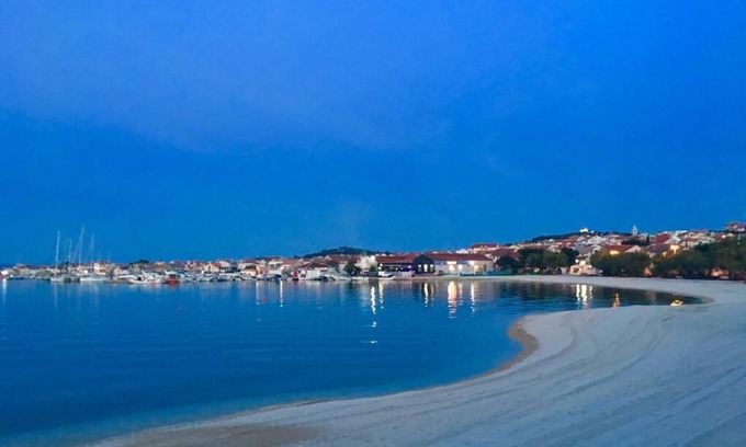 Murter Apartment | Sweet apartment with sea view on the beach
