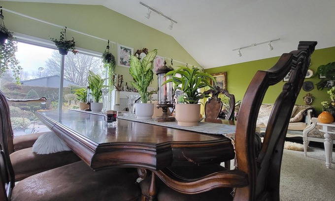 Steveston Bed & Breakfast | Sweet Home(beautiful garden and cute cats)