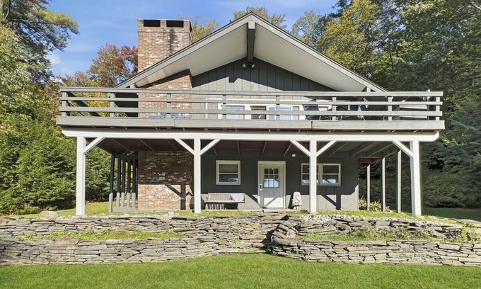 Stockbridge House | Sweet Life - Vermont Chalet - 6 person Indoor Hot Tub - 15 min to Killington