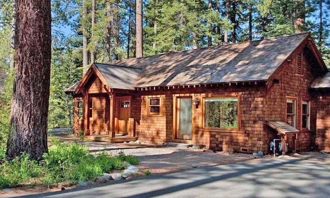 Lake Forest Cottage | Sweet Retreat Cottage - Walk to Lake
