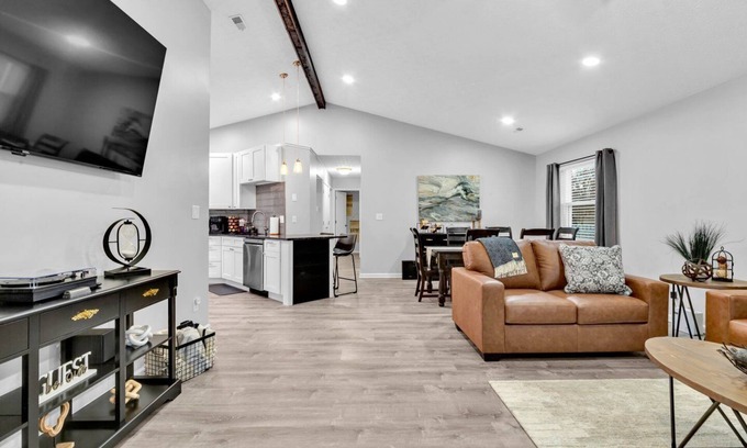 Columbus House | Sweet Retreat in NW Columbus- great for monthly stays and NO cleaning fee!