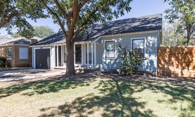 Heart of Lubbock House | Sweet retreat w/king ensuite, movie/game room @ techterrace