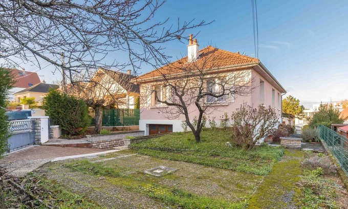 Bourroches House | Sweet villa burgundy- Maison de ville avec jardin -SR Loc