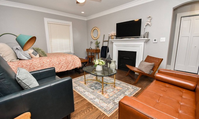 Peoria Heights House | SweetiePie Studio in the Heights-Steps from Everything!