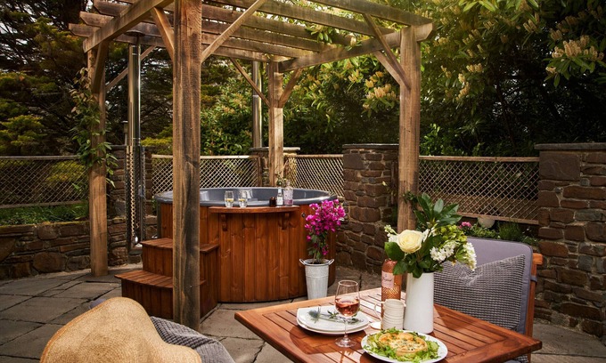 Heligan Apartment | Swifts Return - Bolthole with hot tub, pool and sauna