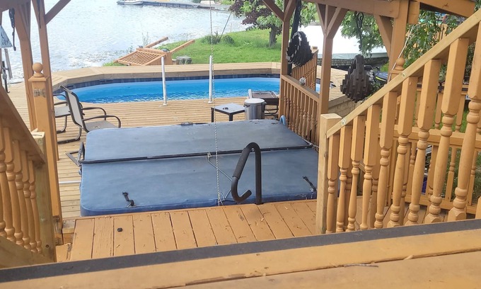 Springwater Cottage | Swim, Soak & Golf Retreat on Orr Lake