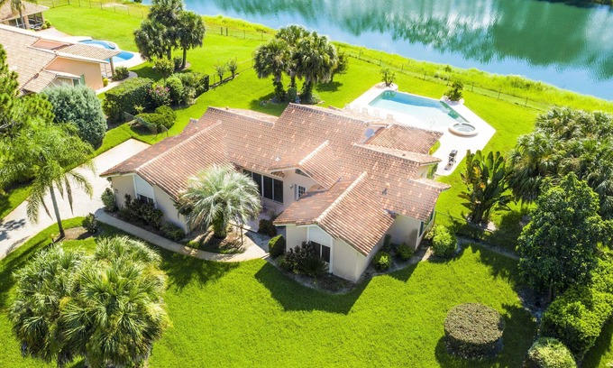 Groveland House | SWISS 61 - Lake Denise