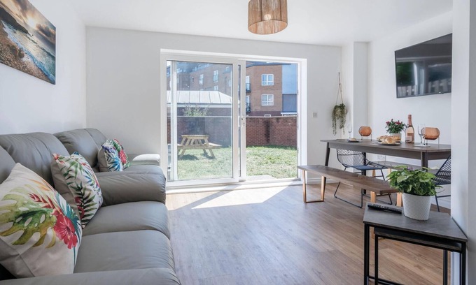 Llanelli House | Swn Y Mor - 4 Bedroom Holiday Home - Llanelli