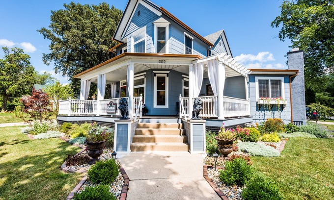 Three Oaks House | Sycamore Guesthouse, steps to Journeyman Distillery!