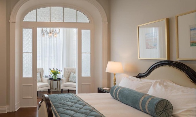 Queens Square Hotel | Sydney Boutique Inn & Suites