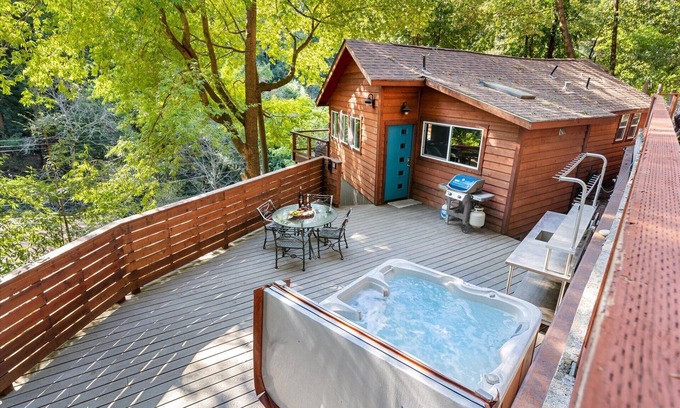 Guerneville Cabin | Sydney's Retreat: Stylish & Enchanting! Chill Treetop Paradise! HtTb/Pup/WiFi
