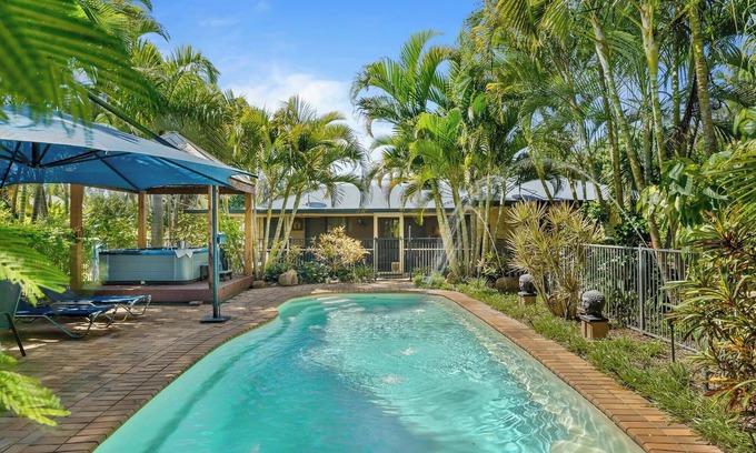 Craignish Bed & Breakfast | Synergy Beachside Nudist Retreat QB/Hot tub Heated pool private gardens