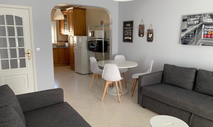 Bernarda House | T1 w/fiber wifi. Smart tv, private parking at 200m beach