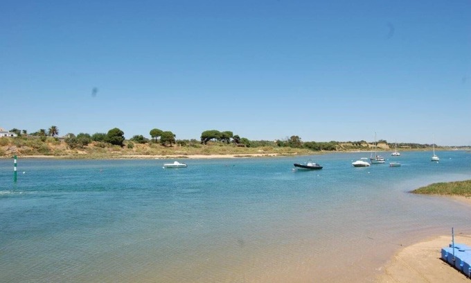 Canada Apartment | T1 Wifi, balcony with Bbq, air con 8min walk from the Marginal of Cabanas