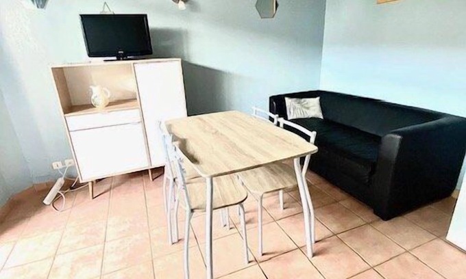 Saintes-Maries-de-la-Mer Apartment | T2 cabin with communal pool, parking, air-conditioning, sleeps 4