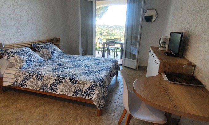 Molini Apartment | T2 with splendid sea view over the Gulf of Ajaccio and 400m from the beach.