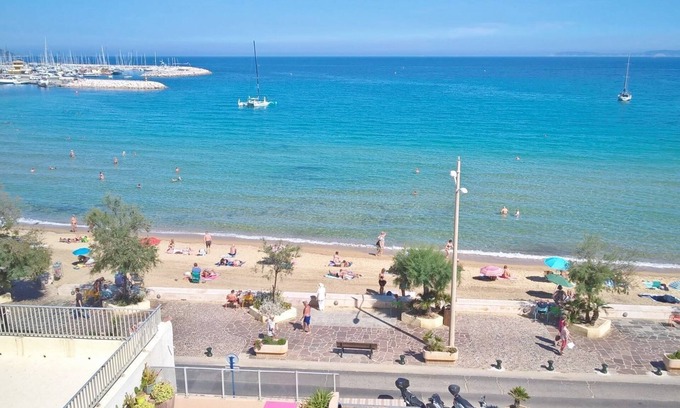 Le Lavandou Apartment | T3 in the heart of the city, on the waterfront, QUIET, Owners nearby