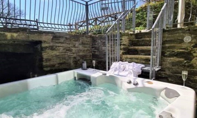 Fivelanes Cottage | Ta Mill Pump Cottage in a Stunning Retreat