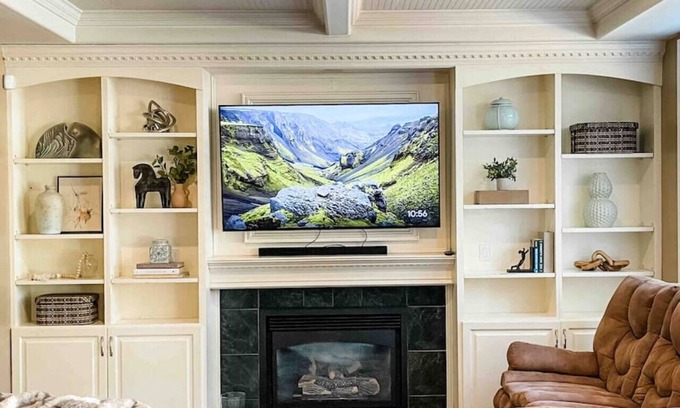 Lakewood House | Tacoma Retreat- Hot Tub, Fireplace & AC!