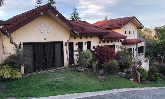 Silang House | Tagaytay BNR Guesthouse 4BR With Balcony 12-14 Guest