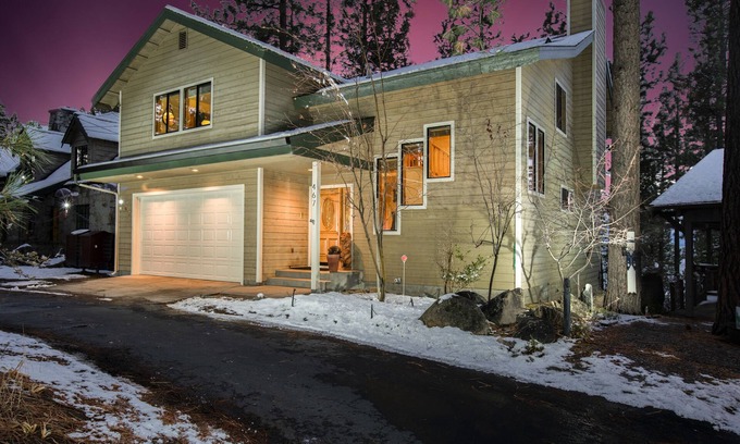 Elk Point House | TAHOE LUXURY HOME! PRIVATE BEACH! Gated Community, Lake Views, Hot Tub, Max 8