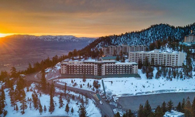 Tahoe Village Apartment | Tahoe Ridge - Kitchen+ Fireplace + Hot Tub + Pool