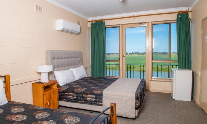 Seymour Hotel | Tailem Bend Riverside Hotel