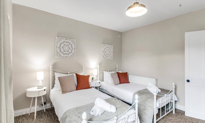 Norwich House | Take Your Family & Friends to enjoy this auiet Central Holiday Home/w Parking and equiped Kitchen