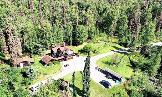 Susitna North Cabin | Talkeetna Haven - Unique Cabin with View of Denali