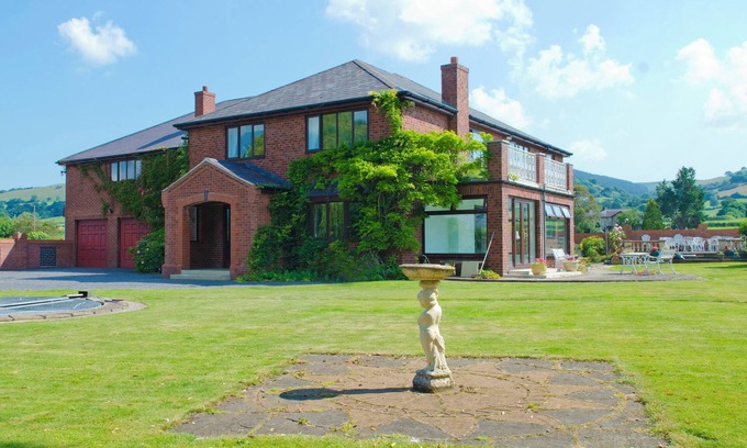 Llandyrnog Cottage | TALL TREES, pet friendly, character holiday cottage in Llandyrnog