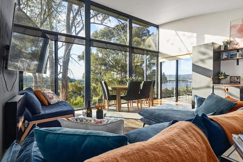 Grindelwald Apartment | Tamar Valley Treetop Retreat with River Views