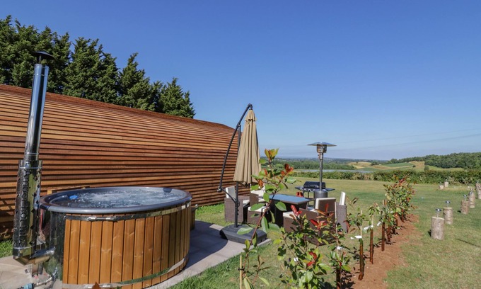 Great Witley Cottage | TAMINA, pet friendly, with hot tub in Great Witley