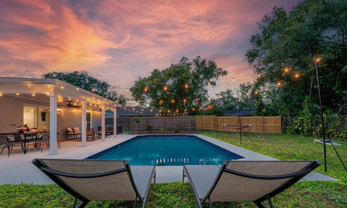 Carrollwood Bed & Breakfast | Tampa Oasis : Heated Pool Hot Tub Game Room