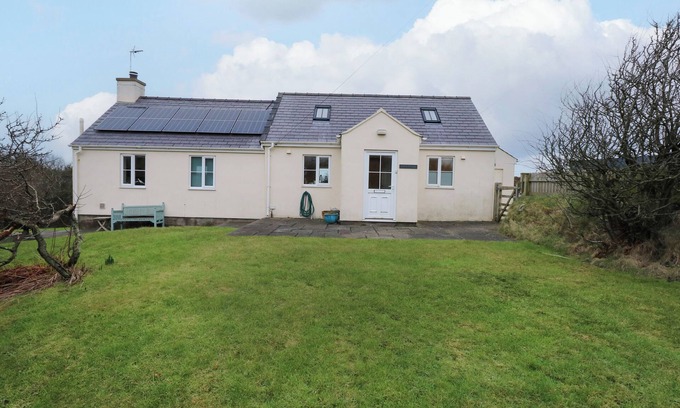 Garn Fadryn House | TAN Y FFORDD, pet friendly, character holiday cottage in Tudweiliog