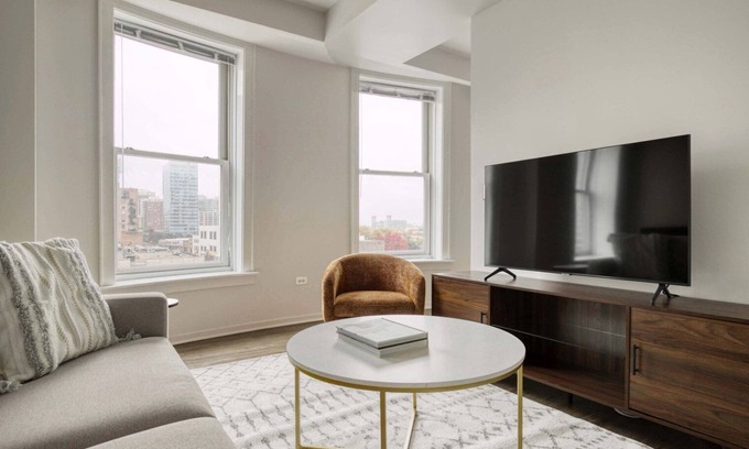 South Loop Apartment | Tasteful South Loop 1BR nr L & Grant Park, by Blueground