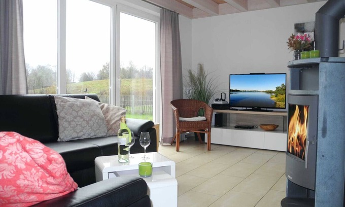 Nordhorn House | Tastefully decorated and fully equipped with garden on the lake