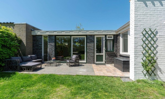 Sint Maartenszee House | Tastefully furnished bungalow within walking distance of the beach, free Wi-Fi, pets welcome, enclosed garden