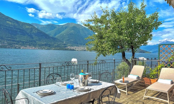 Lezzeno Apartment | Tastefully furnished 3-room apartment on the lakefront with pool and private beach