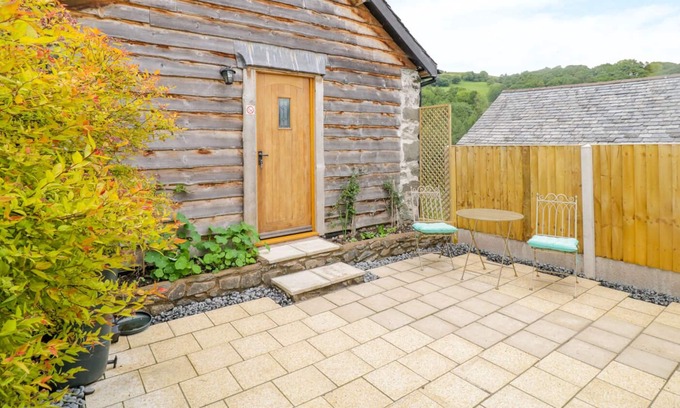 Llanfyllin Cottage | TAWNY BARN, romantic, character holiday cottage in Llanfyllin
