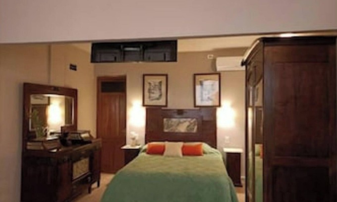Ciudad Vieja Apartment | Taylor's Port [1] Disembarkation in the Old City