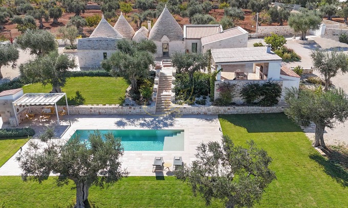 Castellana Grotte Villa | TD Trulli Lorusso Design Luxury Trulli with Pool
