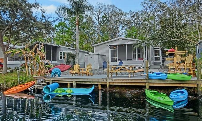 Weeki Wachee Gardens House | Teal Turtle, Swim Mat, Kayaks, Fire Pit! PET FRIENDLY - Weeki Wachee River!
