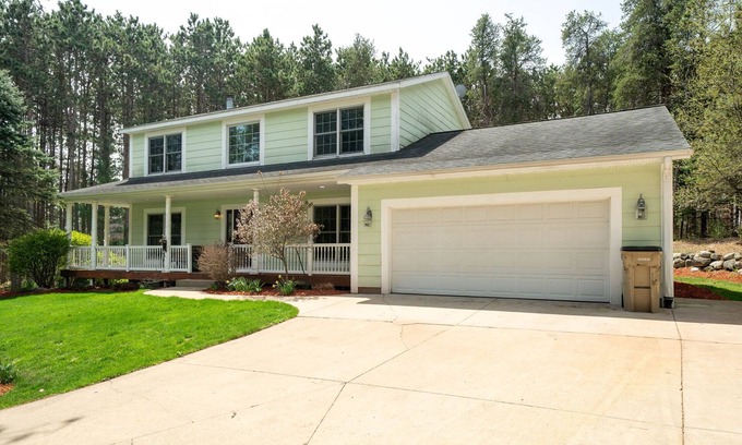 Rockford House | Team house! Spacious 7-bedroom house, fitness room and WiFi in lovely Rockford