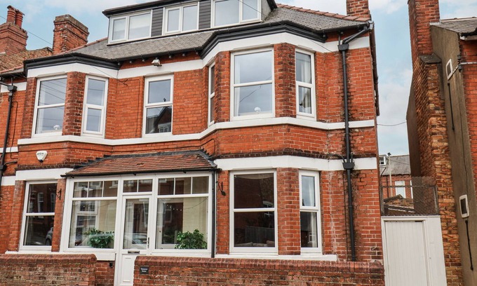 Scarborough House | TENNYSON HOUSE, pet friendly, country holiday cottage in Scarborough
