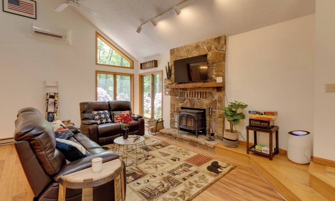 Alpine Lake House | Terra Alta Vacation Rental: Walk to Alpine Lake!